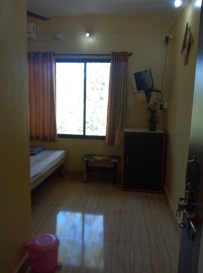 Om Shree Bed And Breakfast Harihareshwar Bagian luar foto