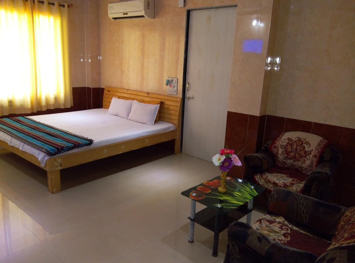 Om Shree Bed And Breakfast Harihareshwar Bagian luar foto