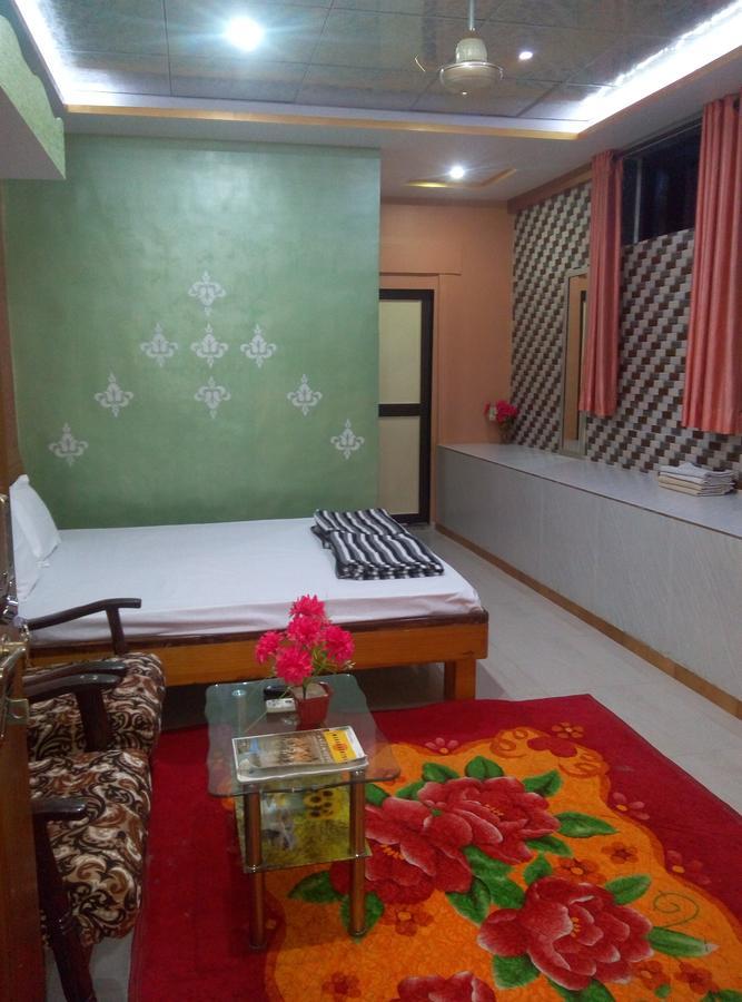 Om Shree Bed And Breakfast Harihareshwar Bagian luar foto