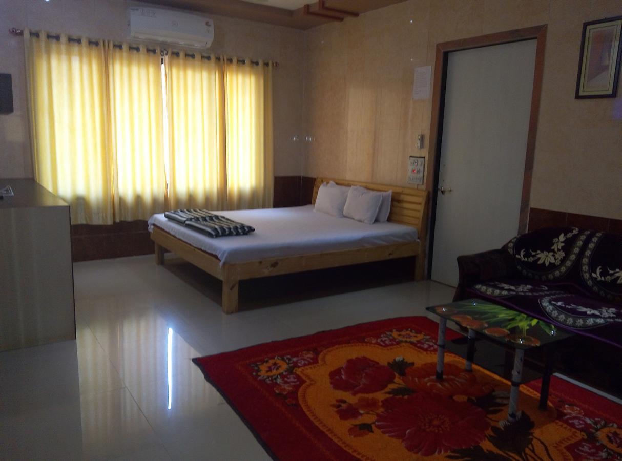 Om Shree Bed And Breakfast Harihareshwar Bagian luar foto