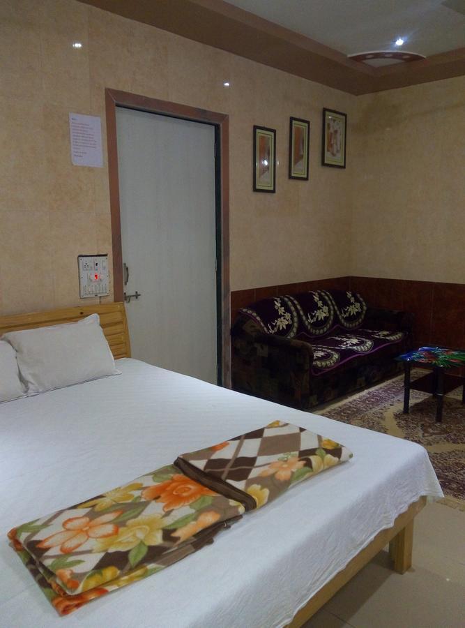 Om Shree Bed And Breakfast Harihareshwar Bagian luar foto